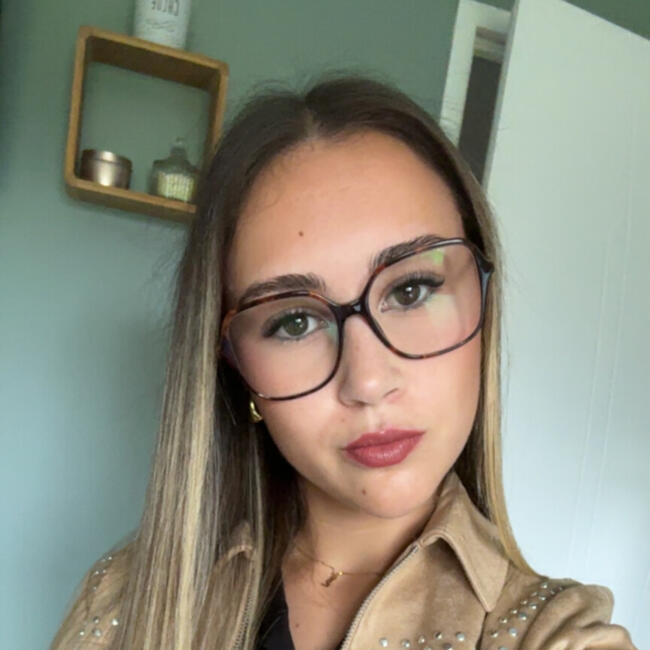 Babysitter in Saint-Quentin-la-Motte-Croix-au-Bailly: Chloé