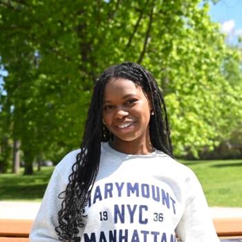 Babysitter in New York: Nia