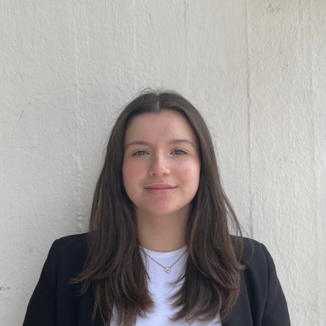 Babysitter in Hangenbieten: Lucile