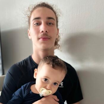 Babysitter in Paris: Malik