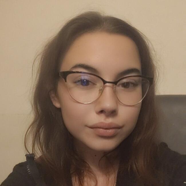 Babysitter in Le Creusot: Alyssia