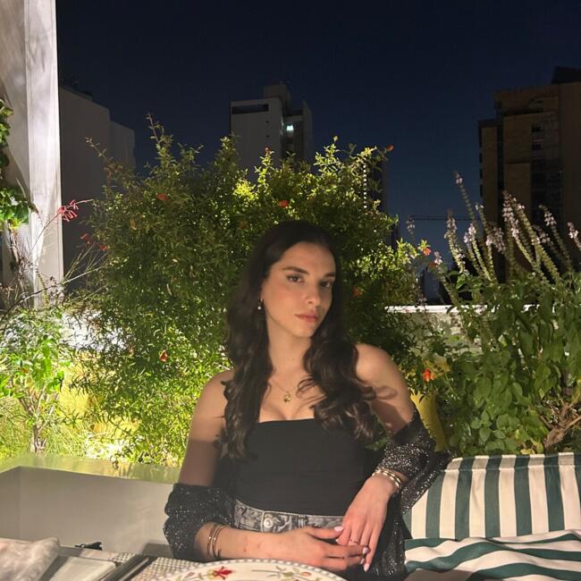 Babysitter in Paris: Nour