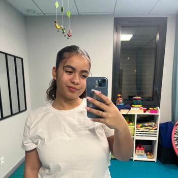 Babysitter in Paris: Noémie