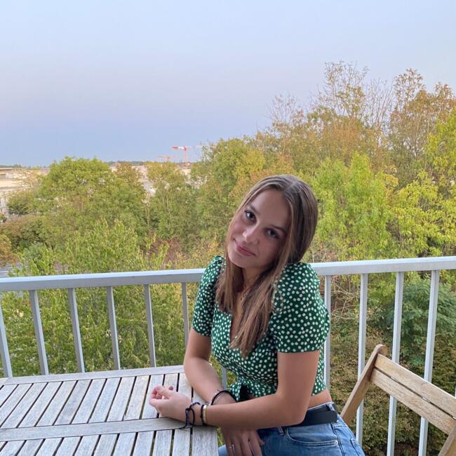 Babysitter in Paris: Flore