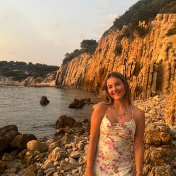 Babysitter in Pont-de-Roide: Clara